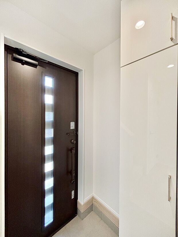 明るい玄関はお客様をお出迎えするのにぴったりです!