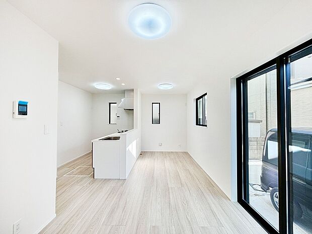 ご家族の賑やかな話し声で包まれる明るいリビング