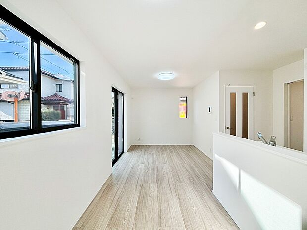 家族団らんの時間も増えそうなくつろぎのリビングダイニング。