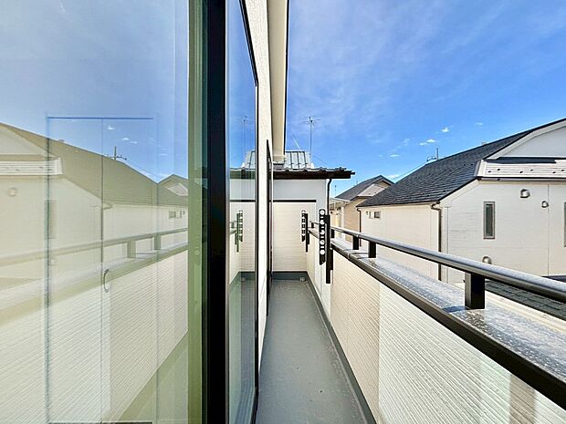 ゆったりバルコニーだから沢山お洗濯ものを干せます。