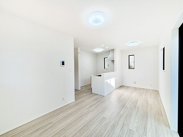 明るい陽光が注ぎ、寛ぎの雰囲気に満たされるダイニング。