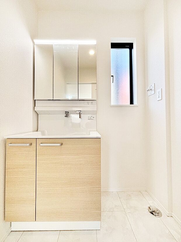 明るい洗面所は毎朝の身支度も楽しくできちゃいそうです。