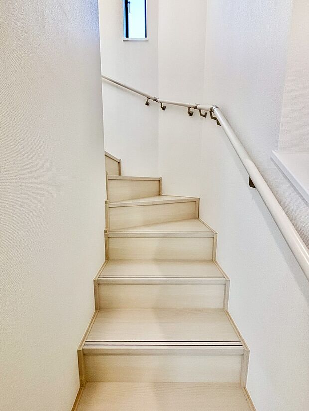 安全性を考慮し階段には手すりを設置しています