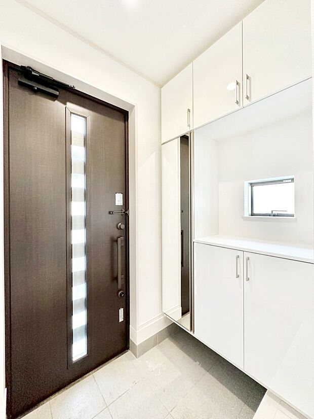 ガラススリットの入った玄関ドアが室内に光を届けてくれます