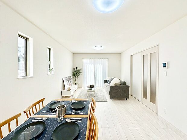 ご家族の賑やかな話し声で包まれる明るいリビング