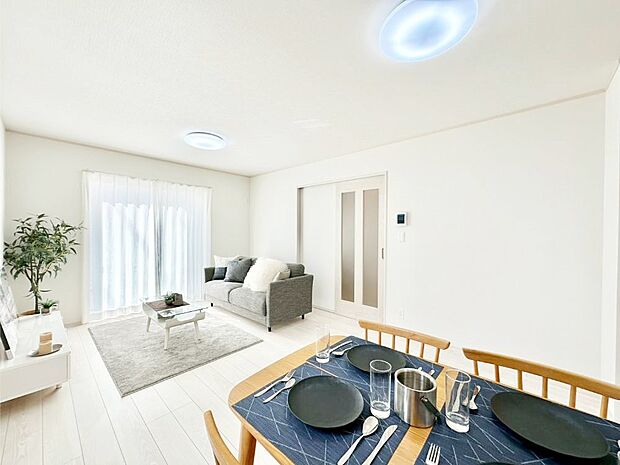 大きな窓からたっぷりの陽光と風を感じられるリビング