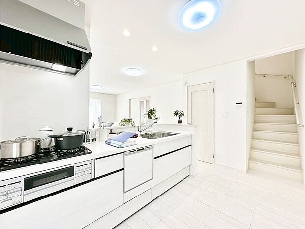 広々とした使い勝手の良いキッチンで日々のお料理も楽しくなりそう