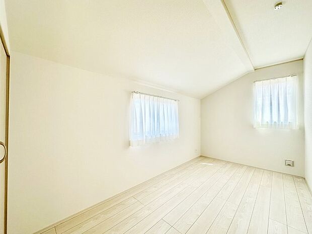 窓からのやさしい光が心地よいプライベートルーム