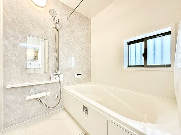 一日の疲れを癒してくれる明るい清潔感のあるバスルーム