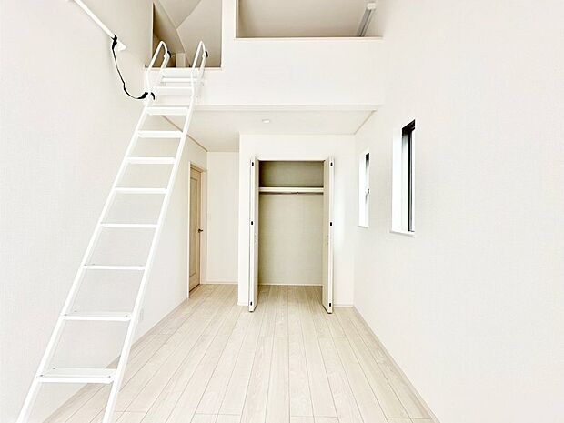 吹抜けが開放感をプラスしてくれる洋室