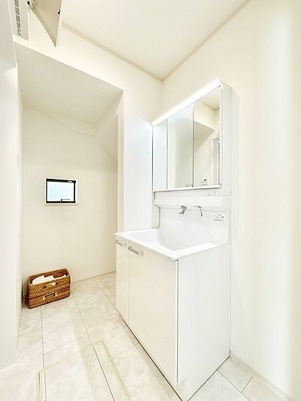 清潔感ある洗面化粧室で朝の身支度も快適