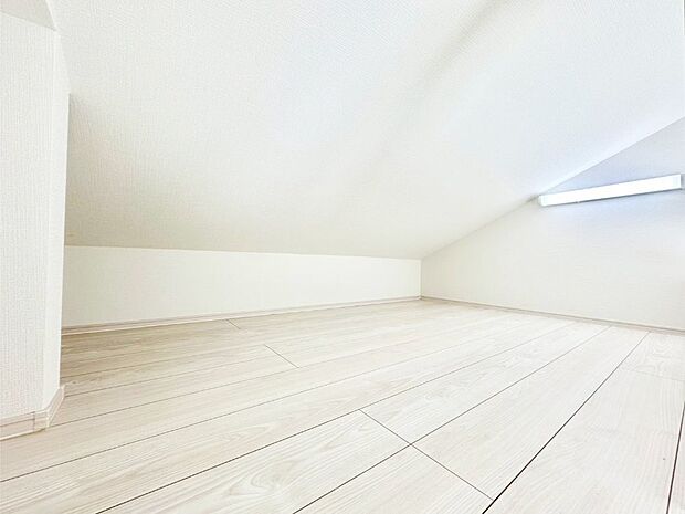 小窓付きの明るいロフトは用途様々
