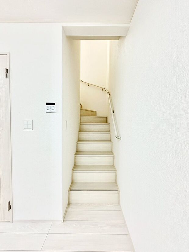 階段は手すり付きなので小さなお子さまやご高齢の方も安心です