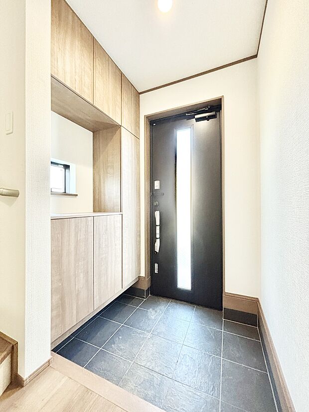 ガラススリットの入った玄関ドアが室内に光を届けてくれます