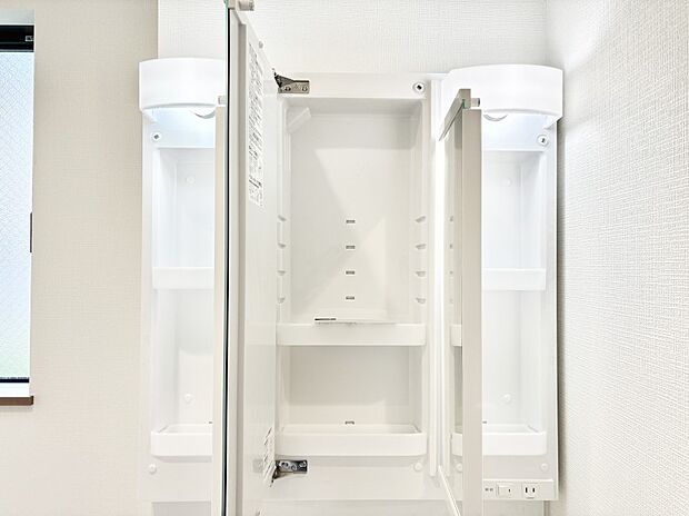 三面鏡の裏に、化粧品や衛生用品などを収納可能。洗面台をすっきりと保ちます！