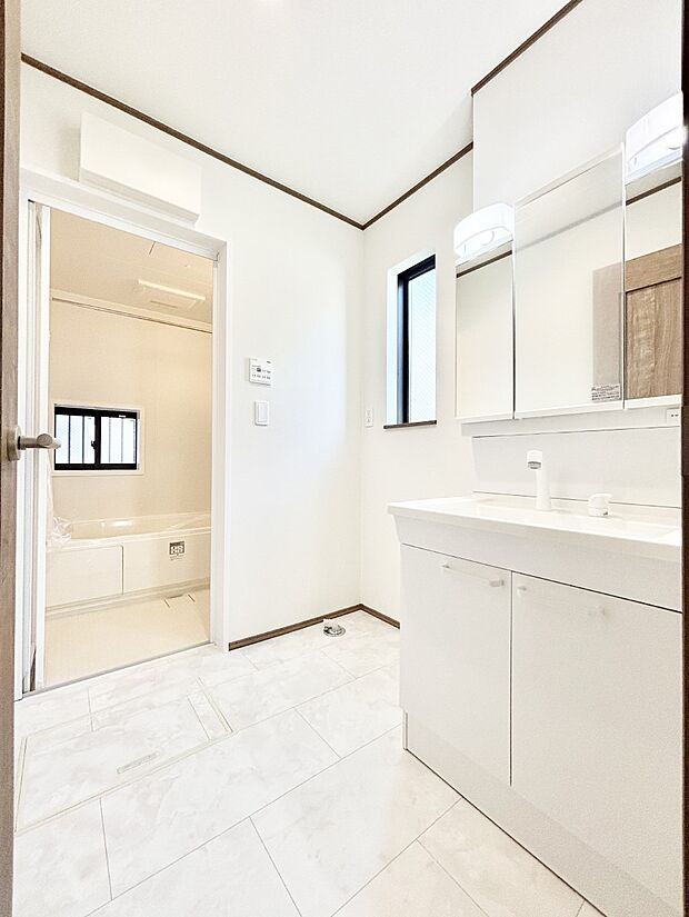 清潔感ある洗面化粧室で朝の身支度も快適