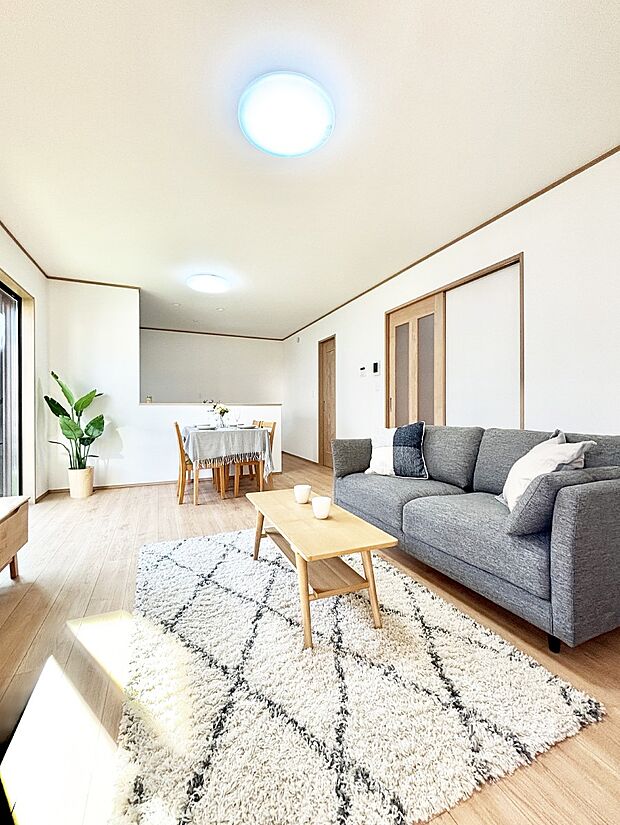 ご家族の賑やかな話し声で包まれる明るいリビング