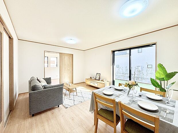 大きな窓からたっぷりの陽光と風を感じられるリビング