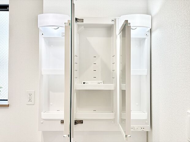 三面鏡の裏に、化粧品や衛生用品などを収納可能。洗面台をすっきりと保ちます！