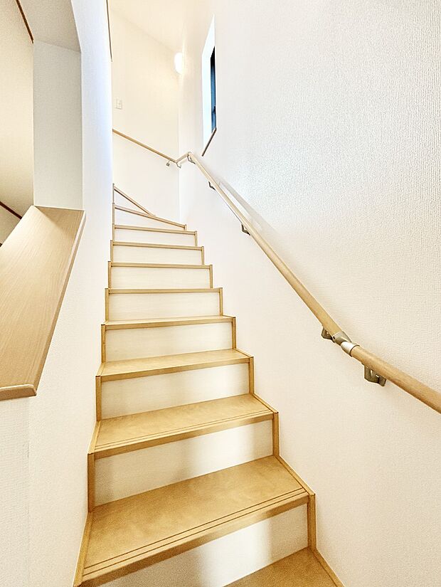 階段は手すり付きなので小さなお子さまやご高齢の方も安心です