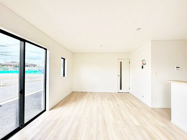 大きな窓からたっぷりの陽光と風を感じられるリビング