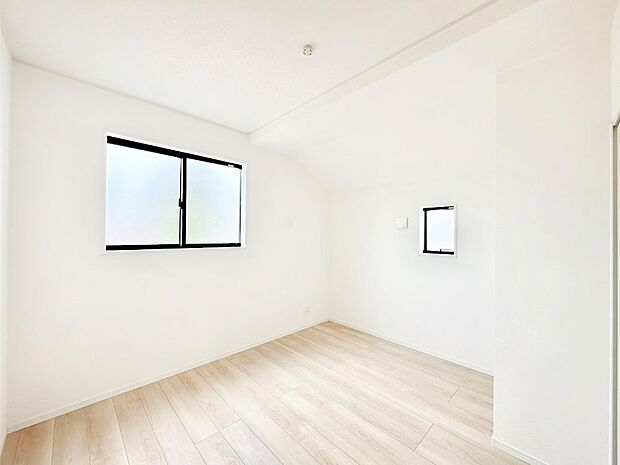 2面採光で気持ちよく自然光が取り入れられるのでお子様のお部屋にもピッタリ