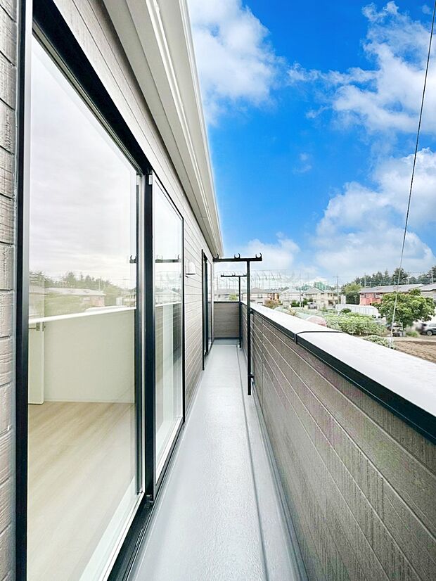 2部屋にまたがる広いバルコニー。晴れた日には洗濯物も気持ちよく干せそうですね。