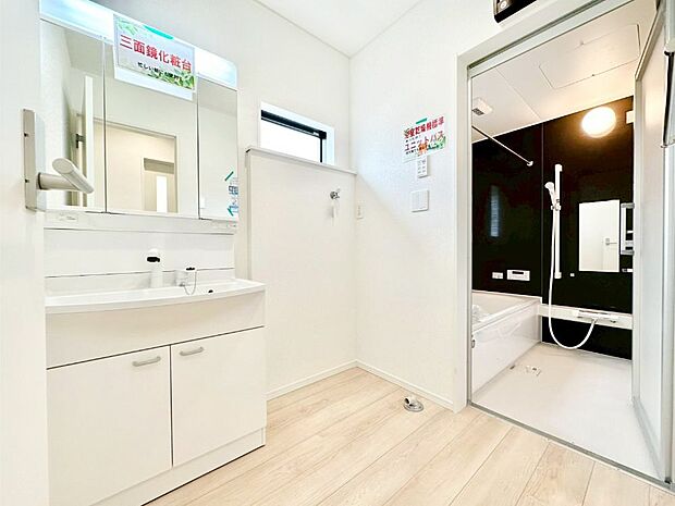 清潔感ある洗面化粧室で朝の身支度も快適