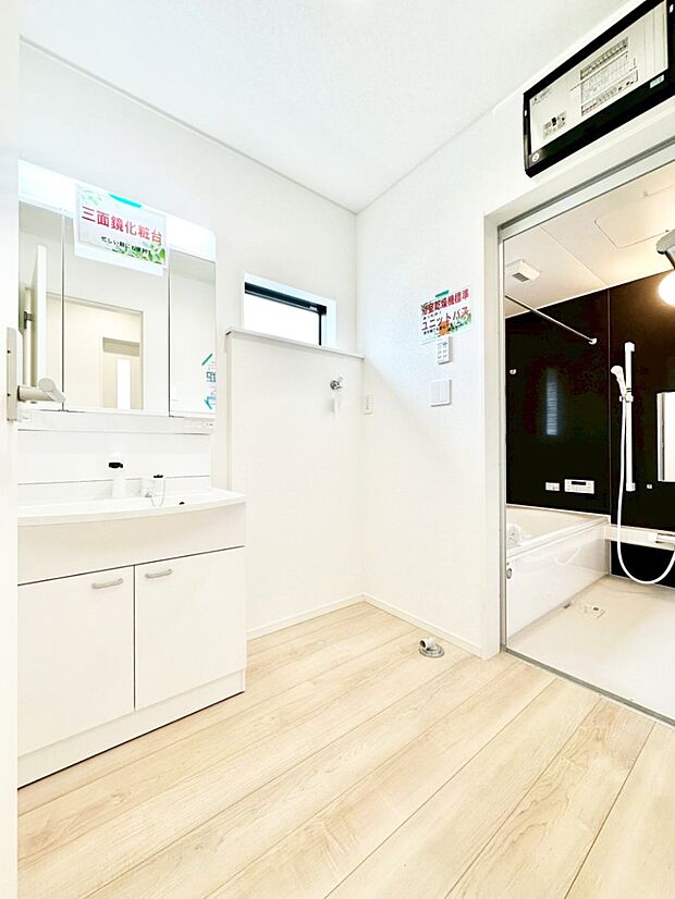 柔らかな朝の光を感じられる窓がついたランドリースペース