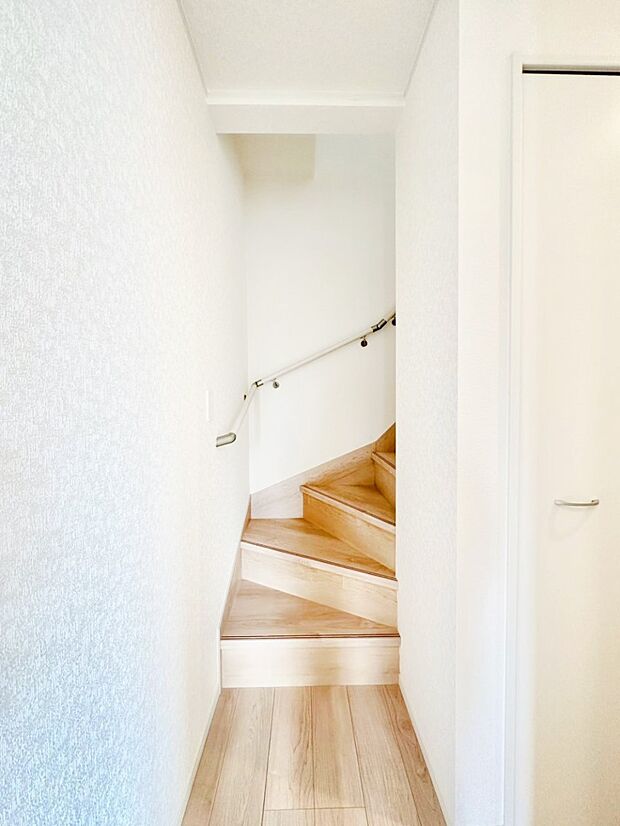 階段は手すり付きなので小さなお子さまやご高齢の方も安心です