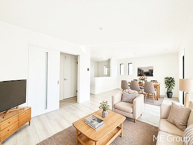 落ち着いた雰囲気のLDKは家族みんなの快適空間※家具はCGです