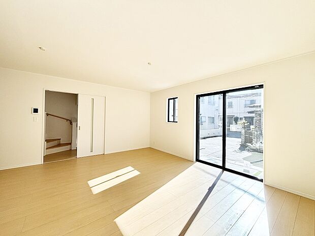 大きな窓からたっぷりの陽光と風を感じられるリビング