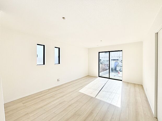 大きな窓からたっぷりの陽光と風を感じられるリビング