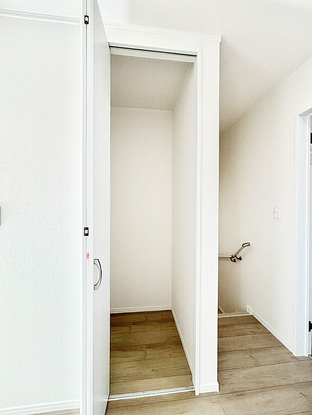 掃除用具や生活雑貨の保管に便利な廊下収納