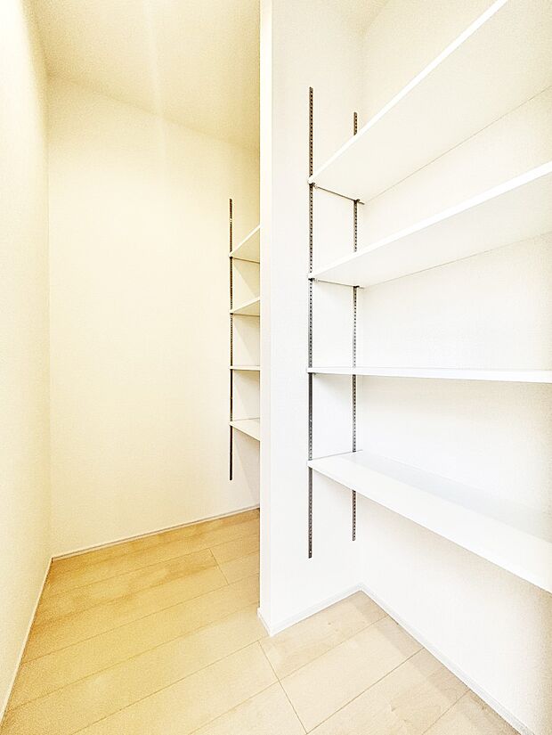 食品のストックや調理器具の保管に便利な可動棚付きパントリー