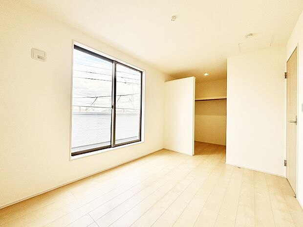 バルコニーが開放感をプラスしてくれる洋室