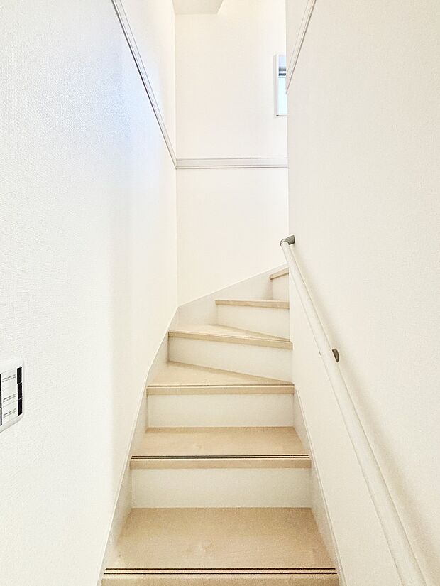 階段は手すり付きなので小さなお子さまやご高齢の方も安心です
