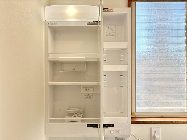 鏡の裏に、化粧品や衛生用品などを収納可能。洗面台をすっきりと保ちます！