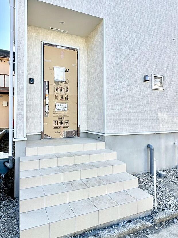 大切な家族、来客を出迎える玄関。