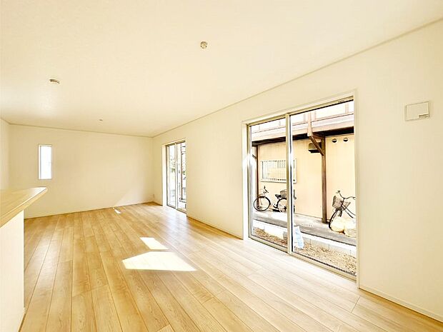 大きな窓からたっぷりの陽光と風を感じられるリビング