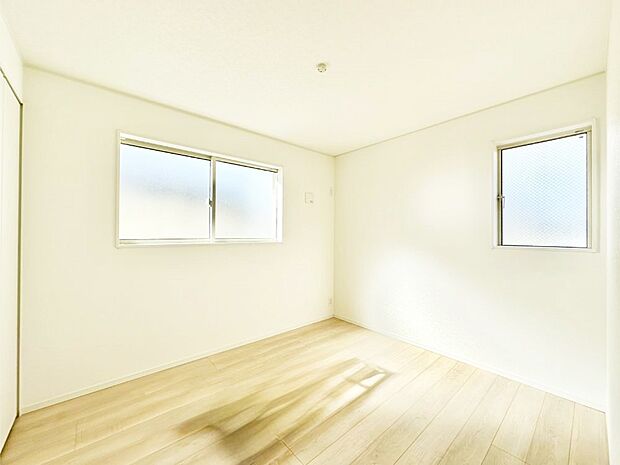 窓からのやさしい光が心地よいプライベートルーム