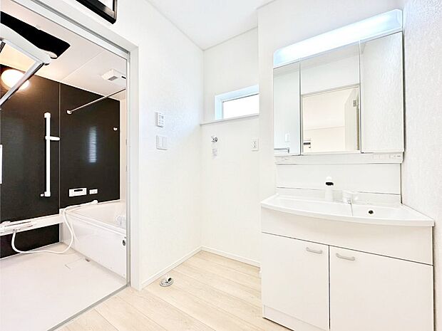 清潔感ある洗面化粧室で朝の身支度も快適