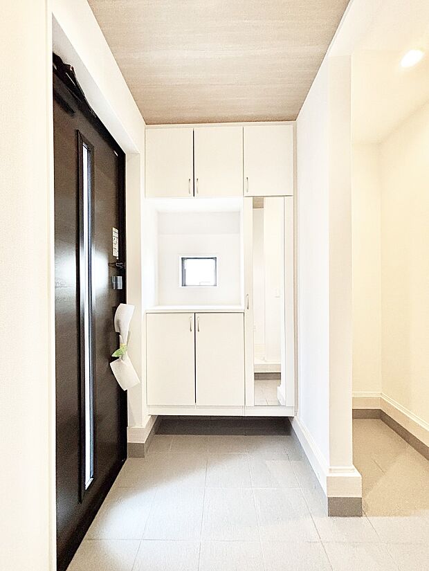 明るい陽光が入り込む玄関。ご家族の靴もスッキリ収納できる玄関収納付き！