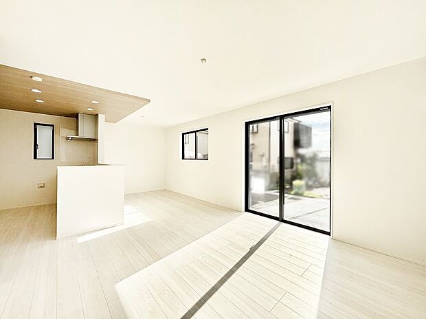 大きな窓からたっぷりの陽光と風を感じられるリビング