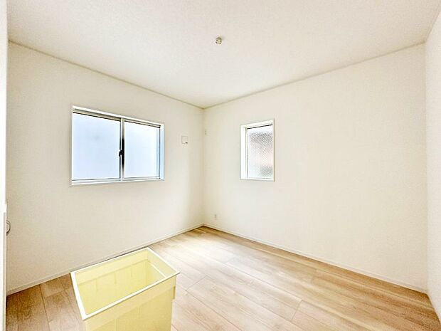 窓からのやさしい光が心地よいプライベートルーム