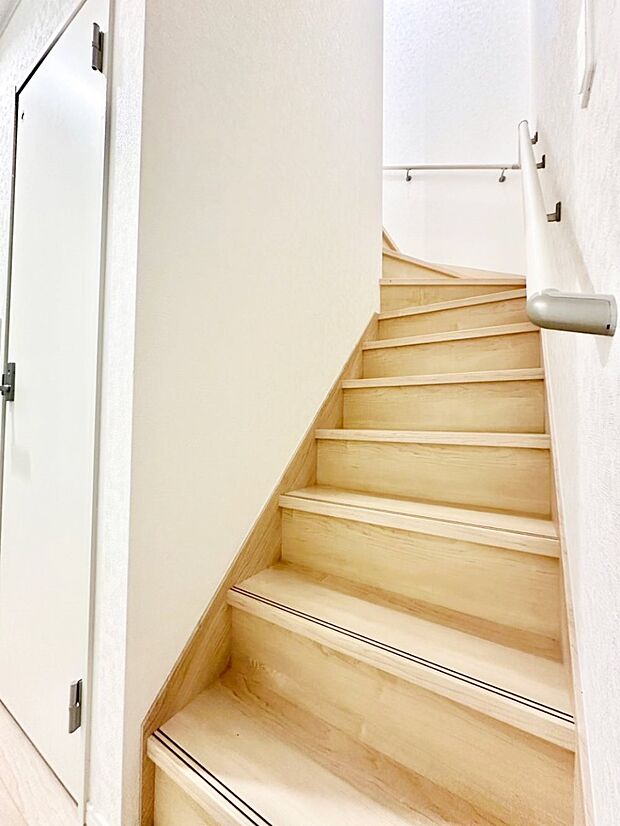 階段は手すり付きなので小さなお子さまやご高齢の方も安心です