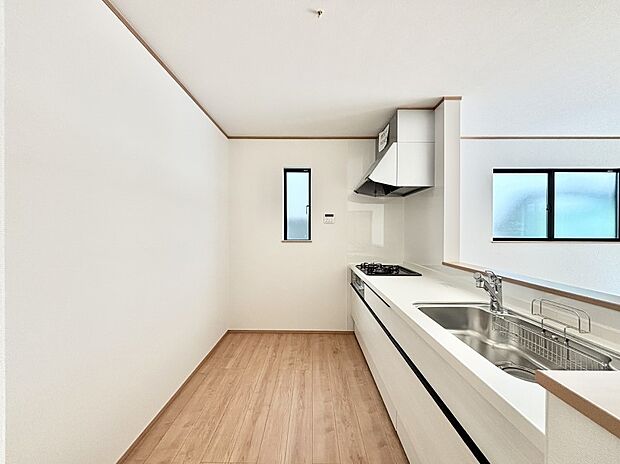 爽やかな風が通り抜けるキッチン。窓があるので明るく換気にも役立ちます。