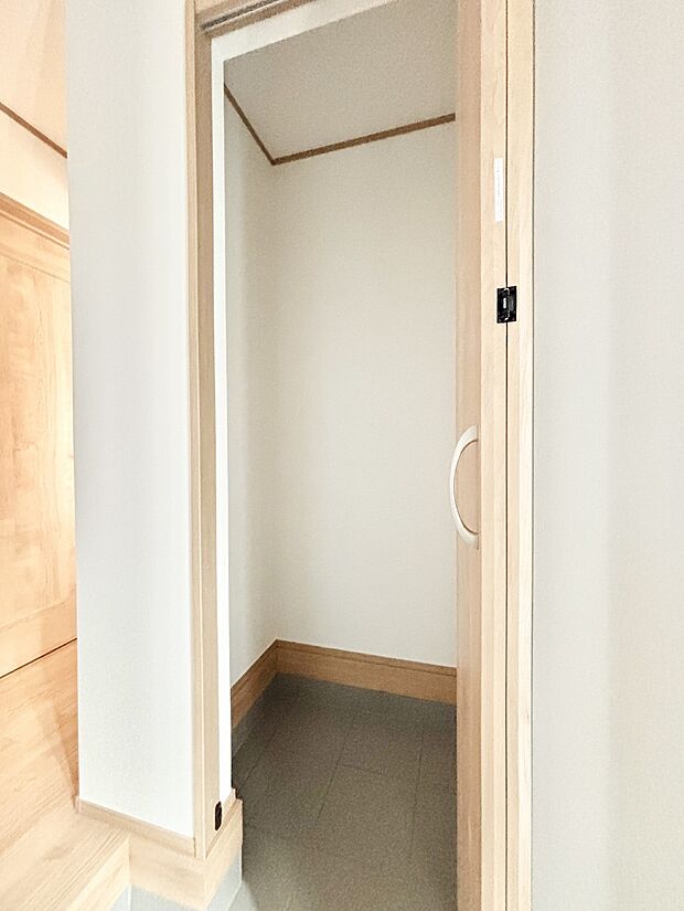 シューズインクローク付き!雨具やベビーカーも置けます。