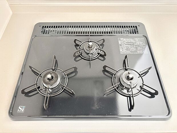 ガスコンロはSiセンサー搭載。火力調節や焦げ付き・消し忘れも防いでくれます。