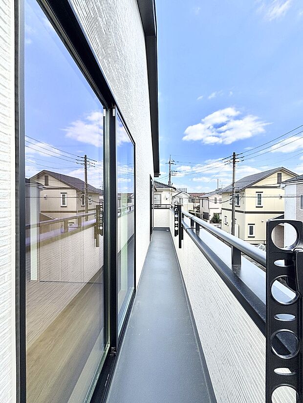 南向きのバルコニー！ご家族の洗濯物はもちろん、お布団もたっぷり干せます！